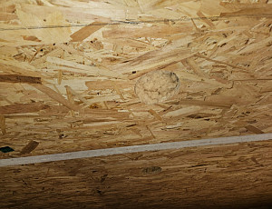 Zateplení stropu rodinného domu pomocí foukané izolace